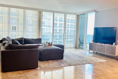 Copropriété à louer à Hallandale Beach, Floride: 2 chambres, 165.55 m2 № 2051419 - photo 3