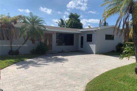 Villa ou maison à louer à Cutler Bay, Floride: 3 chambres, 135.82 m2 № 1888106 - photo 2
