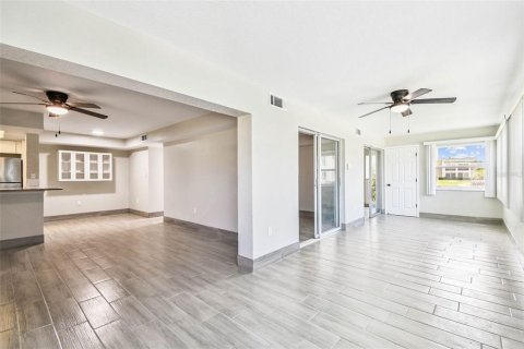 Condo in New Port Richey, Florida, 2 bedrooms  № 1869368 - photo 17