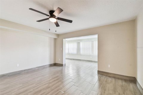 Condo in New Port Richey, Florida, 2 bedrooms  № 1869368 - photo 15