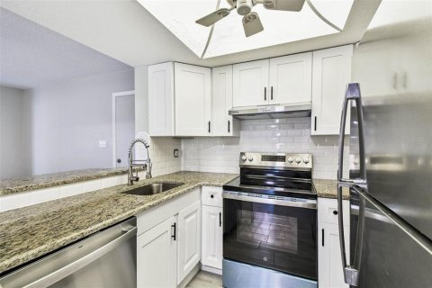 Condo in New Port Richey, Florida, 2 bedrooms  № 1869368 - photo 7