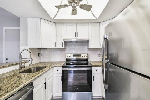 Condo in New Port Richey, Florida, 2 bedrooms  № 1869368 - photo 6