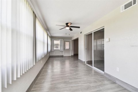 Condo in New Port Richey, Florida, 2 bedrooms  № 1869368 - photo 19