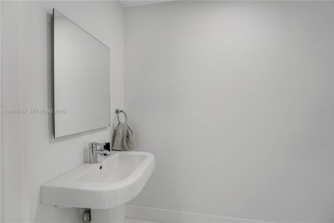 Condo in Miami, Florida, 1 bedroom  № 2170457 - photo 6