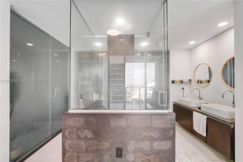Condo in Miami, Florida, 1 bedroom  № 2170457 - photo 14