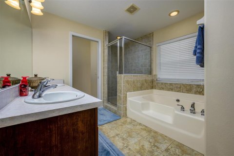 Casa en venta en Zephyrhills, Florida, 3 dormitorios, 185.25 m2 № 1684566 - foto 10
