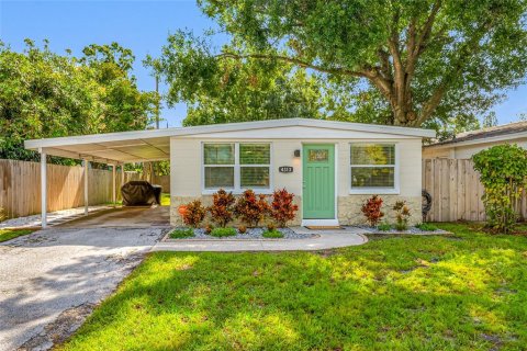 House in Saint Petersburg, Florida 3 bedrooms, 94.02 sq.m. № 1882900 - photo 1