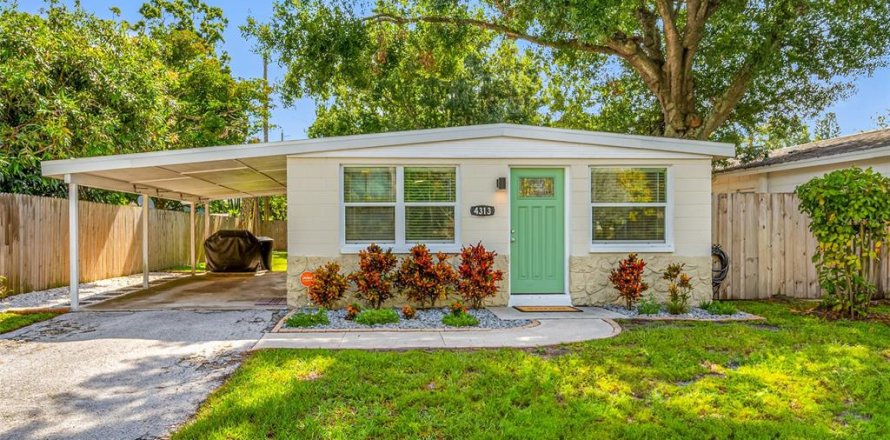 House in Saint Petersburg, Florida 3 bedrooms, 94.02 sq.m. № 1882900
