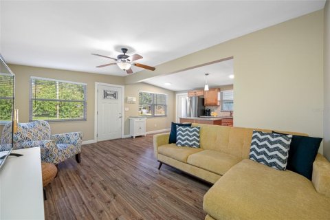 House in Saint Petersburg, Florida 3 bedrooms, 94.02 sq.m. № 1882900 - photo 10