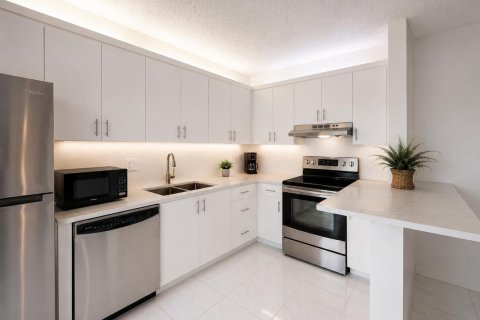 Townhouse in Palm Beach Gardens, Florida 2 bedrooms, 110 sq.m. № 2378702 - photo 4