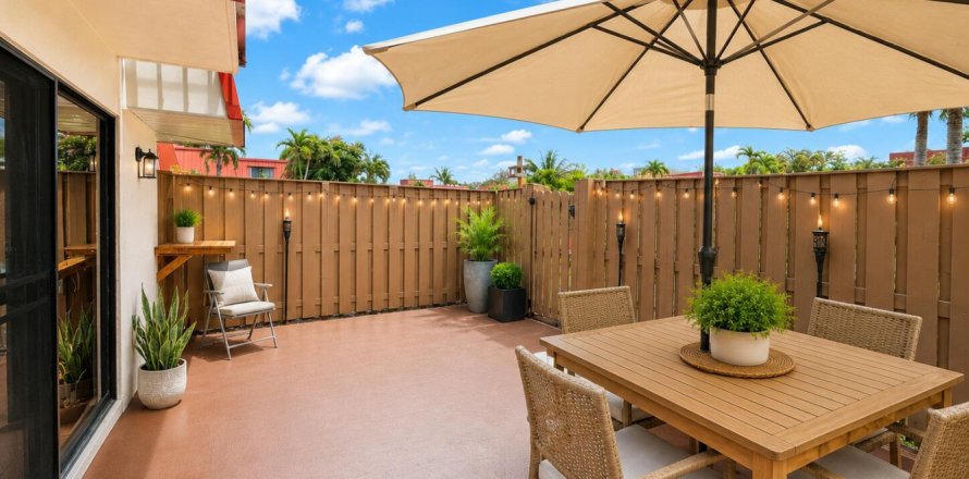Townhouse in Palm Beach Gardens, Florida 2 bedrooms, 110 sq.m. № 2378702