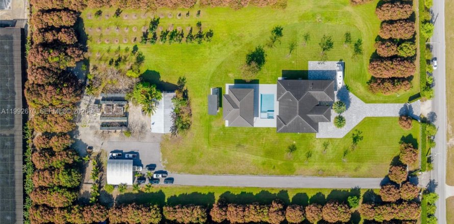 Casa en Miami, Florida 4 dormitorios, 338.91 m2 № 2062859