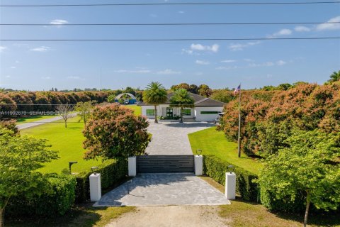 Casa en venta en Miami, Florida, 4 dormitorios, 338.91 m2 № 2062859 - foto 4