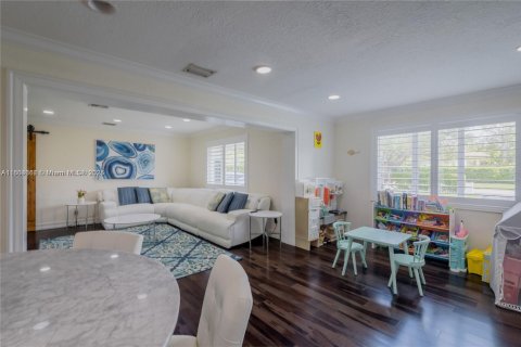 Casa en alquiler en Miami, Florida, 4 dormitorios, 228.35 m2 № 1959448 - foto 10