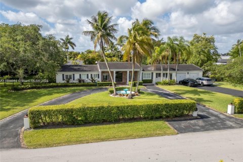 Casa en alquiler en Miami, Florida, 4 dormitorios, 228.35 m2 № 1959448 - foto 1