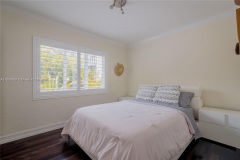Casa en alquiler en Miami, Florida, 4 dormitorios, 228.35 m2 № 1959448 - foto 30