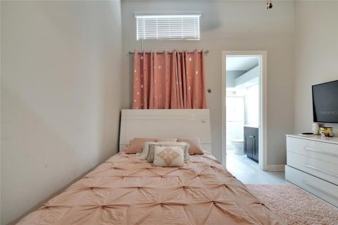 House in Tampa, Florida 4 bedrooms, 314.1 sq.m. № 733458 - photo 17