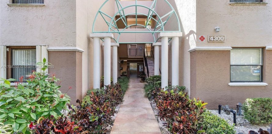 Condo in Coconut Creek, Florida, 3 bedrooms  № 1713884