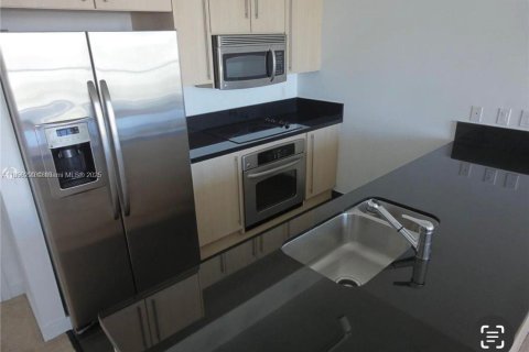 Condo in Miami, Florida, 2 bedrooms  № 1878460 - photo 3
