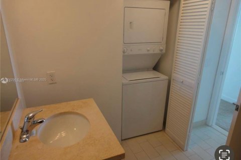 Condo in Miami, Florida, 2 bedrooms  № 1878460 - photo 4