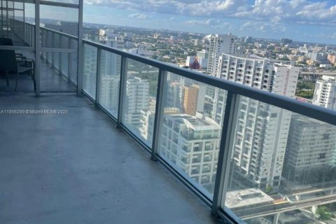 Condo in Miami, Florida, 2 bedrooms  № 1878460 - photo 1