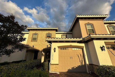 Снять в аренду таунхаус в Орландо, Флорида 3 комнаты, 115.85м2, № 1917454 - фото 1