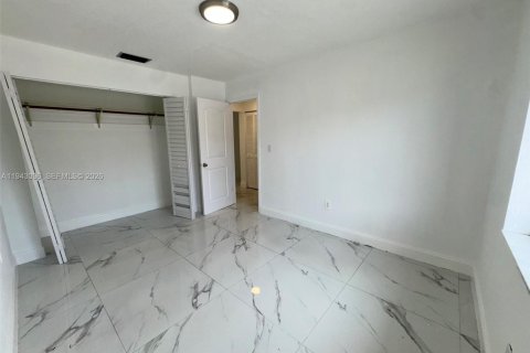 Villa ou maison à louer à Hialeah, Floride: 4 chambres, 267.56 m2 № 1999403 - photo 7