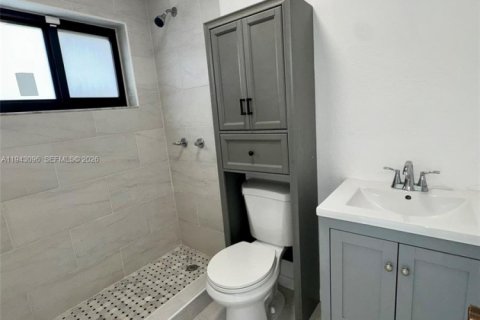 Villa ou maison à louer à Hialeah, Floride: 4 chambres, 267.56 m2 № 1999403 - photo 12