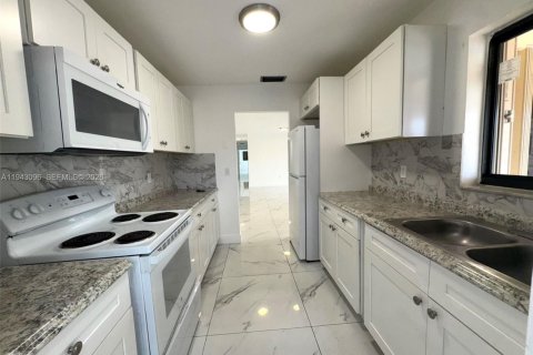 Villa ou maison à louer à Hialeah, Floride: 4 chambres, 267.56 m2 № 1999403 - photo 4