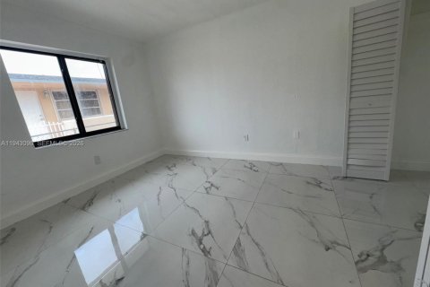 Villa ou maison à louer à Hialeah, Floride: 4 chambres, 267.56 m2 № 1999403 - photo 6