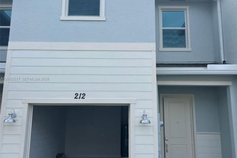 Townhouse in Port St. Lucie, Florida 3 bedrooms, 151.9 sq.m. № 2069440 - photo 25