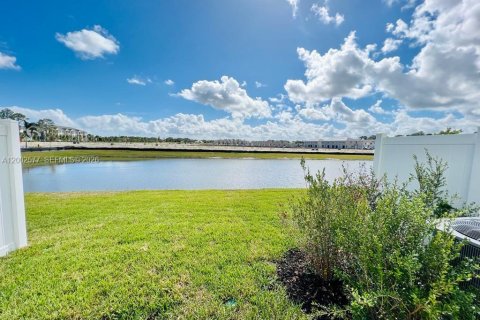 Townhouse in Port St. Lucie, Florida 3 bedrooms, 151.9 sq.m. № 2069440 - photo 2