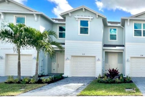 Townhouse in Port St. Lucie, Florida 3 bedrooms, 151.9 sq.m. № 2069440