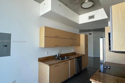 Condo in Miami, Florida, 2 bedrooms  № 2011642 - photo 15