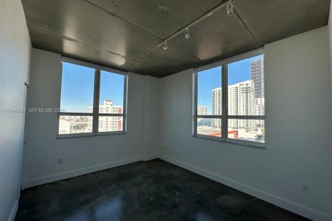 Condo in Miami, Florida, 2 bedrooms  № 2011642 - photo 17