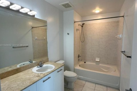 Condo in Miami, Florida, 2 bedrooms  № 2011642 - photo 18