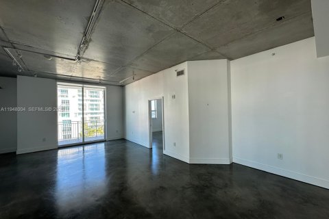 Condo in Miami, Florida, 2 bedrooms  № 2011642 - photo 9