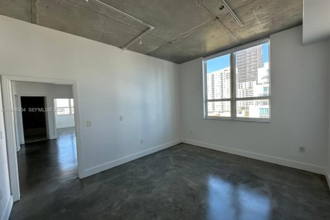 Condo in Miami, Florida, 2 bedrooms  № 2011642 - photo 20