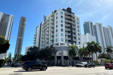 Condo in Miami, Florida, 2 bedrooms  № 2011642 - photo 3