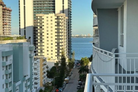 Condo in Miami, Florida, 2 bedrooms  № 2011642 - photo 7