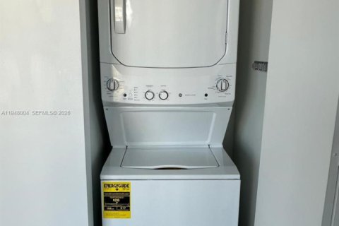 Condo in Miami, Florida, 2 bedrooms  № 2011642 - photo 26