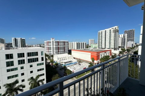 Condo in Miami, Florida, 2 bedrooms  № 2011642 - photo 6