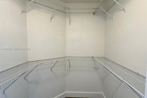 Condo in Miami, Florida, 2 bedrooms  № 2011642 - photo 25