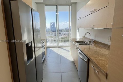 Condo in Miami, Florida, 2 bedrooms  № 2011642 - photo 12