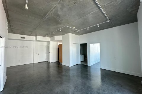 Condo in Miami, Florida, 2 bedrooms  № 2011642 - photo 11