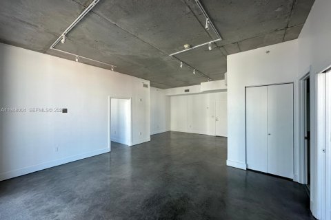 Condo in Miami, Florida, 2 bedrooms  № 2011642 - photo 10