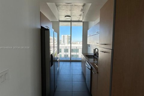 Condo in Miami, Florida, 2 bedrooms  № 2011642 - photo 16