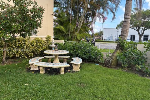 Condominio en venta en Miami Shores, Florida, 2 dormitorios, 73.3 m2 № 2066857 - foto 2