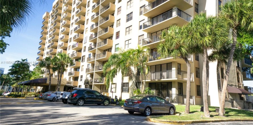 Condominio en North Miami, Florida, 2 dormitorios  № 1962695