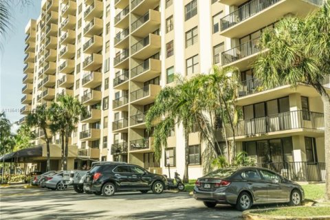 Condominio en venta en North Miami, Florida, 2 dormitorios, 117.06 m2 № 1962695 - foto 2